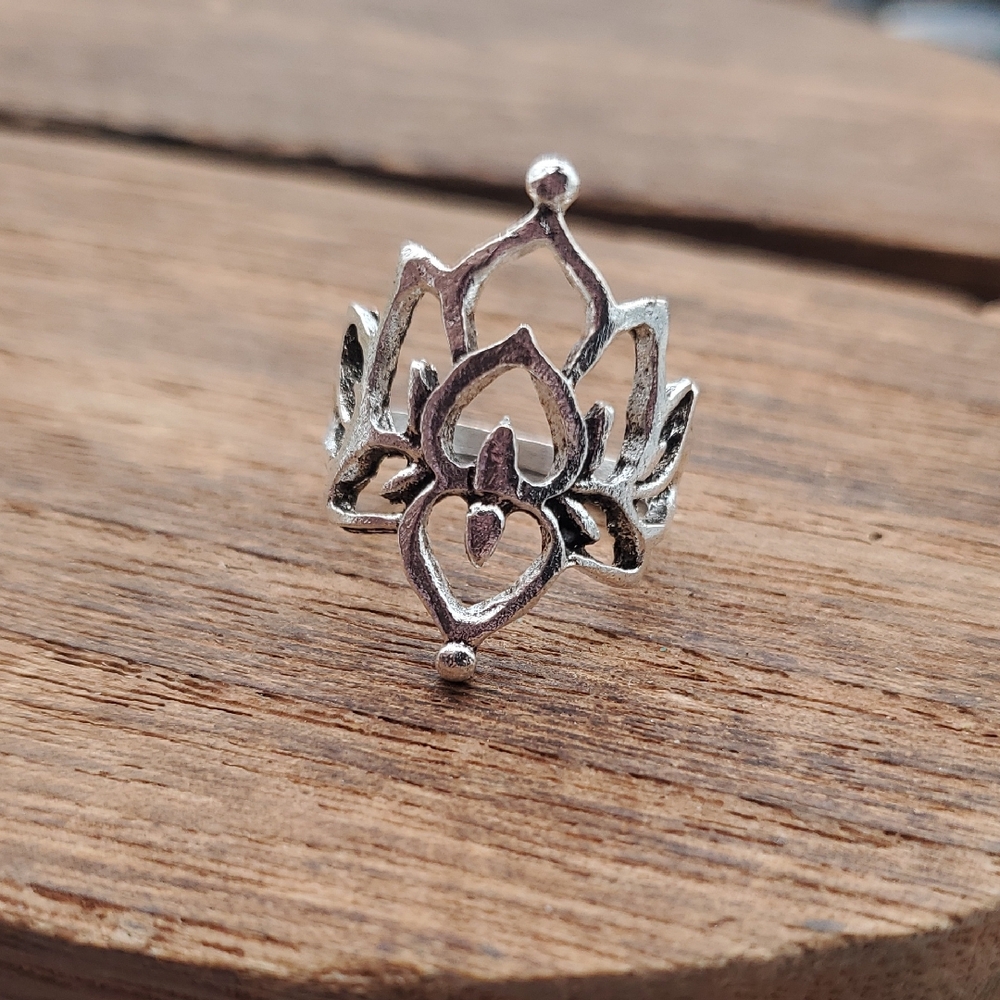 3/$20 Elegant‎ Silver Tone Lotus Ring Size 4 R824